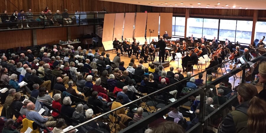 a full house attends symphony performance In greenwall